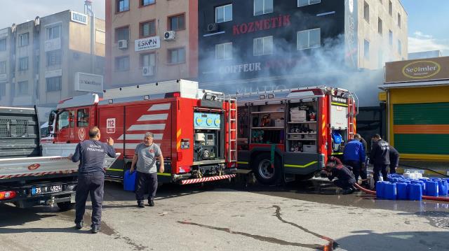 İzmir'de kozmetik mağazasının deposunda yangın: 2 ölü (2)