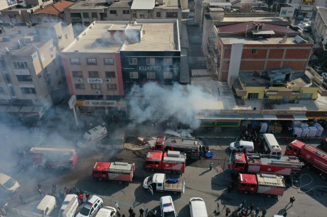 İzmir'de kozmetik mağazasının deposunda yangın: 2 ölü (2)
