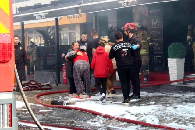 İzmir'de kozmetik mağazası deposunda yangın: Mahsur kalanlar var