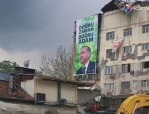 Ağır hasarlı binaya Erdoğan’ın posteri asıldı