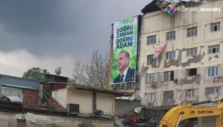 Ağır hasarlı binaya Erdoğan’ın posteri asıldı