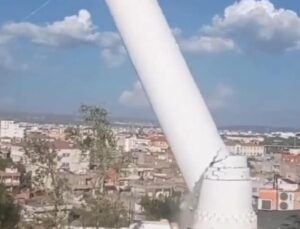 Batman’da depremde hasar gören caminin minaresi kontrollü yıkıldı