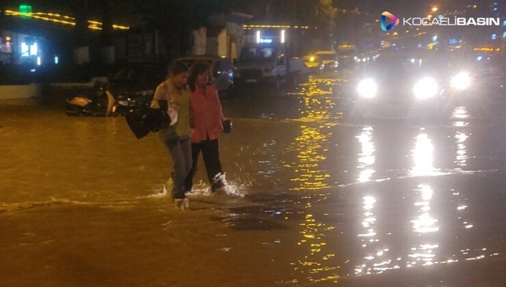 Bölgeyi yağış vurdu: Yıldırım düştü, ev ve işyerlerini su bastı