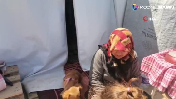 Depremde kendisini kurtaran köpeğiyle beraber çadır kentte yaşamını sürdürüyor