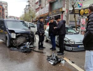 Hafif ticari araç ile otomobil çarpıştı: 1 yaralı