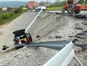 Hafif ticari aracın şarampole uçmasını demir bariyer önledi: 1 yaralı