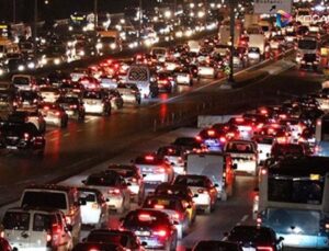 İstanbul’da gece yarısı trafik kilitlendi