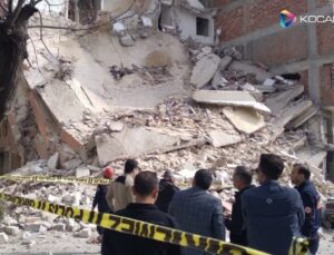 Kilis’te depremde ağır hasar gören 6 katlı bina çöktü 