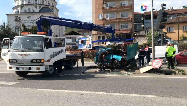 Lastiği kopan otomobil trafik lambaları direğine çarptı: 2’si çocuk 4 yaralı