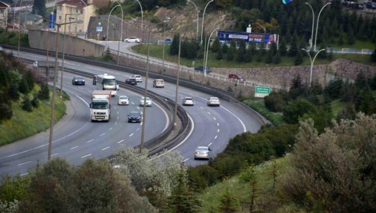 TEM Otoyolu Kocaeli geçişinde bayram trafiği akıcı seyrediyor