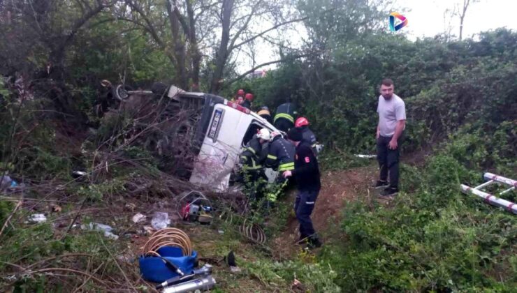 TEM’de servis minibüsü şarampole yuvarlandı: Çok sayıda yaralı var