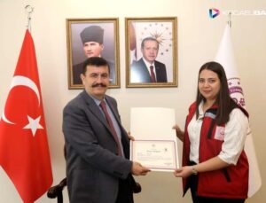 Burdur Vali Arslantaş, deprem bölgesinde görev yapan tüm personeli "başarı belgesi" ile ödüllendirdi.