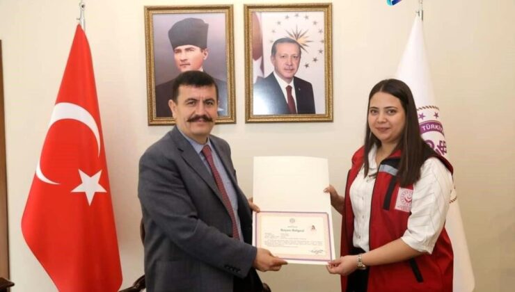 Burdur Vali Arslantaş, deprem bölgesinde görev yapan tüm personeli "başarı belgesi" ile ödüllendirdi.