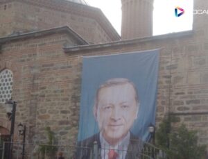 Camiye Erdoğan afişi astılar