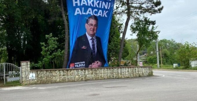 CHP milletvekili adayının seçim afişi mezarlığa asıldı