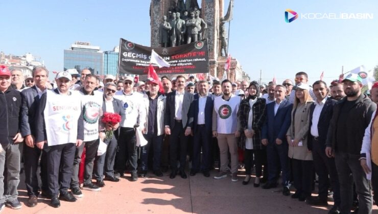 HAK-İŞ Taksim Cumhuriyet Anıtı’na çelenk bıraktı