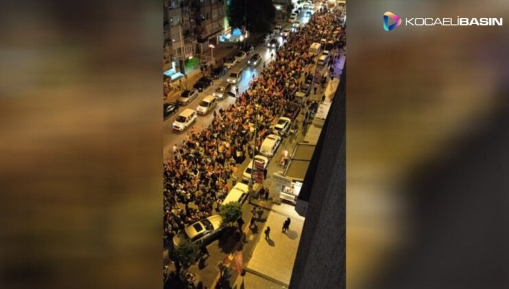 İzmir’de ‘demokrasi’ yürüyüşü