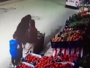 Markette alışveriş yapan kadınlara saldırdı… O anlar kamerada