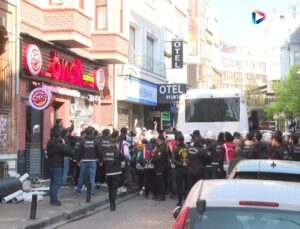 Taksim’e çıkmaya çalışan gruba polis müdahalesi