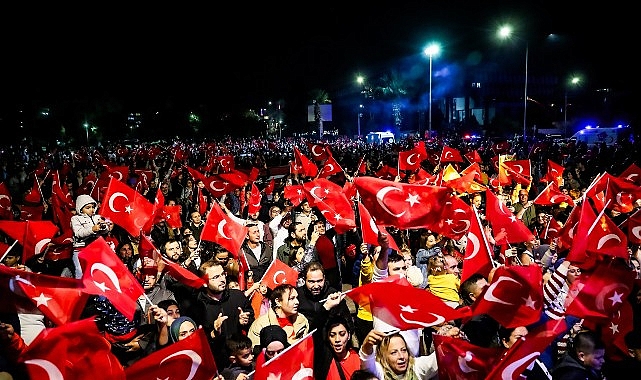 Aliağalılar Cumhuriyet Bayramı’nı Cumhuriyet Meydanı’nda Kutladı