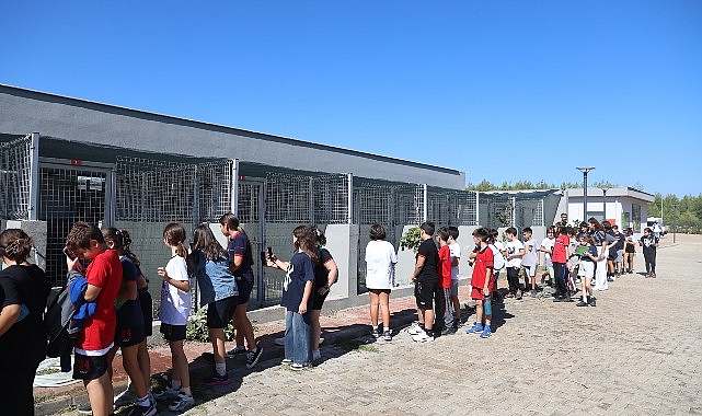 Antalya Büyükşehir Belediyesi Sokak Hayvanları Bakımevi’ne öğrencilerden ziyaret