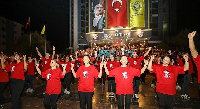 Buca’da Cumhuriyet coşkusu meydanlara sığmadı