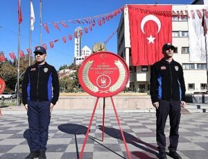 Cumhuriyet Bayramı kutlamaları çelenk sunma ile başladı