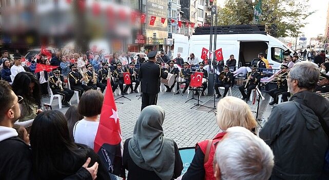 Cumhuriyet Bulvarı Ata’nın sevdiği şarkılarla çınladı