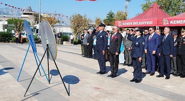 Cumhuriyet’in 101. yılı dolayısıyla Kemer’de tören düzenlendi.