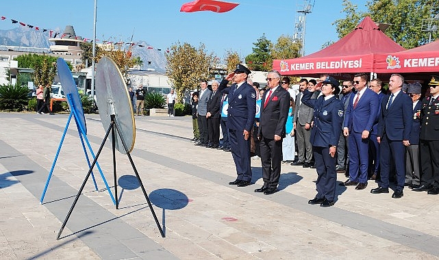 Cumhuriyet’in 101. yılı dolayısıyla Kemer’de tören düzenlendi.