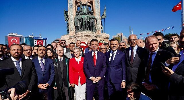 Ekrem İmamoğlu Türkiye Cumhuriyeti’nin 101’inci kuruluş yıldönümü, Taksim Cumhuriyet Anıtı’nda gerçekleştirilen çelenk koyma töreniyle kutlandı