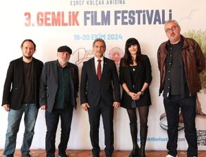 Festivalin açılış konuşmasını Gemlik Belediye Başkanı Şükrü Deviren yaptı.