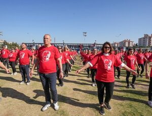 Gaziemir’de 750 kişi Cumhuriyet için harmandalı oynadı