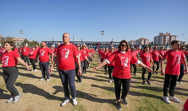 Gaziemir’de 750 kişi Cumhuriyet için harmandalı oynadı