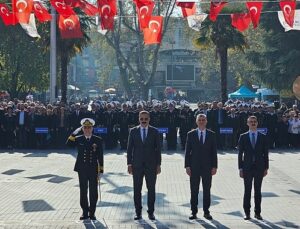 Gölcük’te 29 Ekim Cumhuriyet Bayramı’nın 101. yıldönümü kapsamında Anıtpark’ta Atatürk Anıtı’na çelenk sunma töreni düzenlendi.