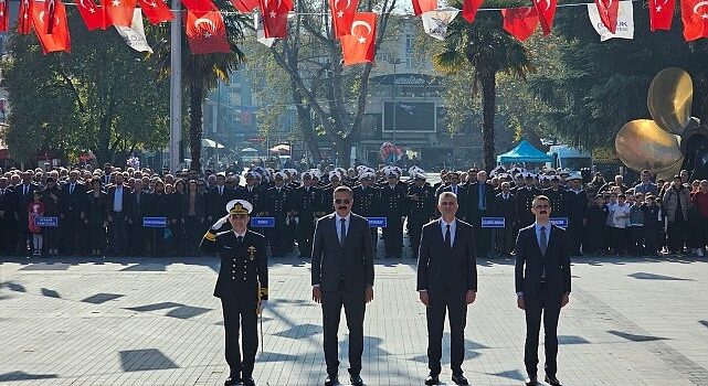 Gölcük’te 29 Ekim Cumhuriyet Bayramı’nın 101. yıldönümü kapsamında Anıtpark’ta Atatürk Anıtı’na çelenk sunma töreni düzenlendi.