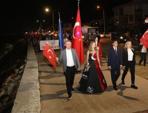 Güzelbahçe’de 101. Yıl coşkusu; ‘Sen Cumhuriyet’ tiyatro Oyunu Sergilendi