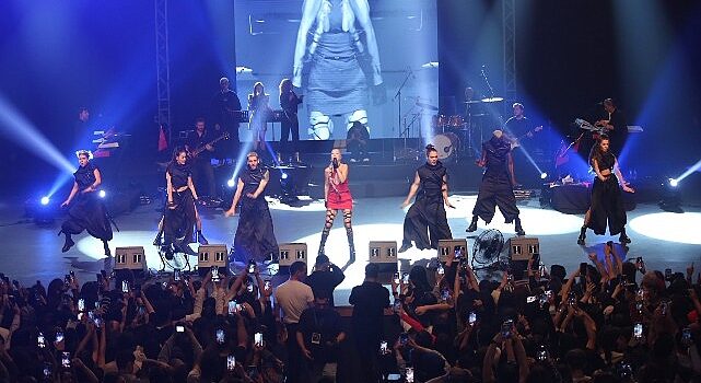 Hande Yener, Cumhuriyet Coşkusunu Küçükçekmece’de Zirveye Taşıdı