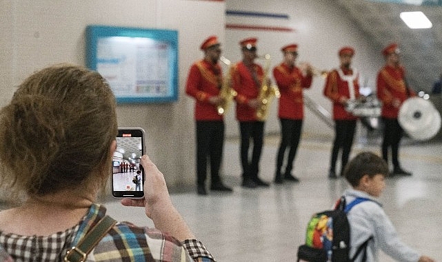 İzmir Metrosu’nda 29 Ekim kutlaması