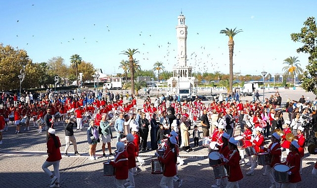 İzmir’de Cumhuriyet Bayramı Coşkusu: Bando Takımları Geçit Töreni