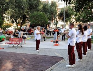 Karşıyaka Belediye Bandosu’ndan coşku dolu sokak konserleri