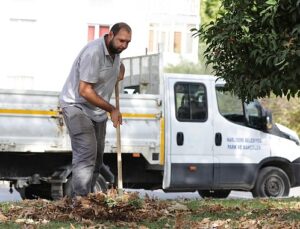 Narlidere’de parklarda temizlik seferberliği başlatıldı.