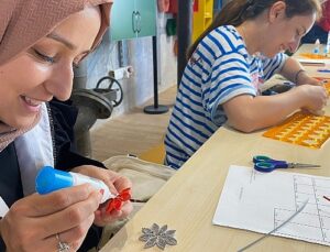 Quilling kâğıtlarını sanata dönüştürdüler