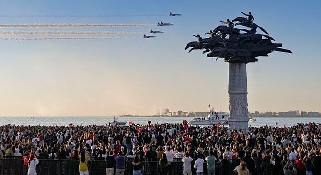 Türk Yıldızları  gökyüzünü kırmızı beyaza boyadı