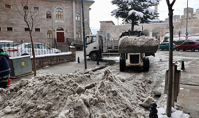 Belediye Caddesi ve Ana Arterlerde Kar Temizliği yapılıyor