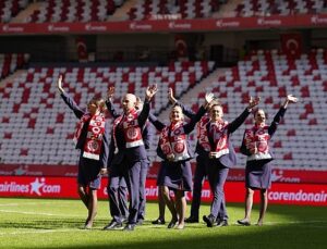 Corendon Airlines, Onvo Antalyaspor-Sipay Bodrum FK maçında taraftarlara sürpriz boarding deneyimi yaşattı