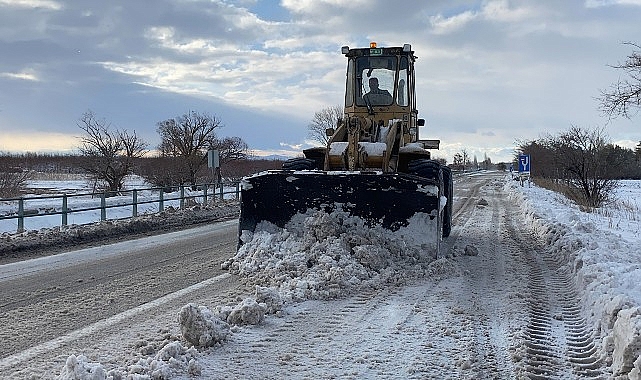 Çumra Belediyesi, kar yağışı dolayısıyla yol açma ve tuzlama çalışması yaptı