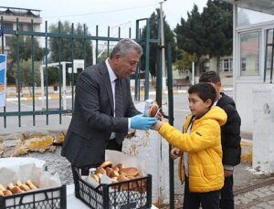 Güzelbahçe Belediyesi’nden öğrencilere süt ve pohaça