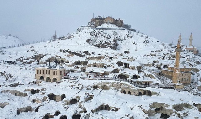 Kapadokya’nın Merkezi Nevşehir’de iki gündür etkili olan kar yağışı sonrasında Nevşehir Kalesi etrafındaki Kayaşehir beyaza büründü