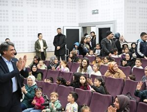 Kocaman Miniklerle Tiyatro İzledi